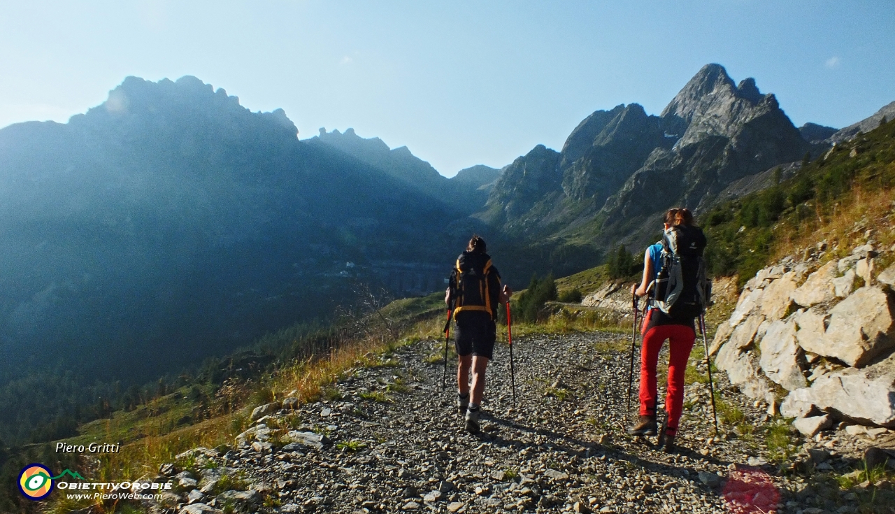 11 la vallata dei Laghi Trona e Zarcone che saliremo....JPG